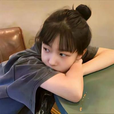 窗边女孩眼中对街的屋中女子